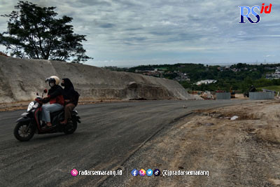 Pembangunan jalan tembus Jangli-Undip Tembalang yang membelah bukit. (NUR CHAMIM/JAWA POS RADAR SEMARANG)
