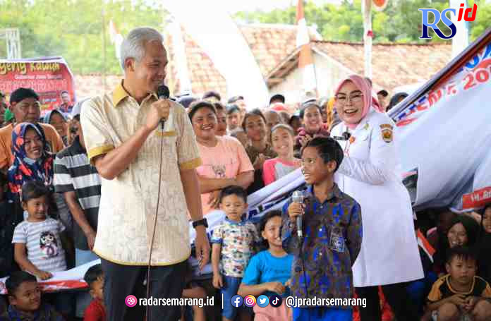 PENGUATAN DAERAH : Gubernur Jawa Tengah Ganjar Pranowo dan Bupati Grobogan Sri Sumarni di sela pengecekan panen raya dan pembangunan infrastruktur jalan di Kabupaten Purwodadi, Rabu (15/2/2023). (ISTIMEWA)