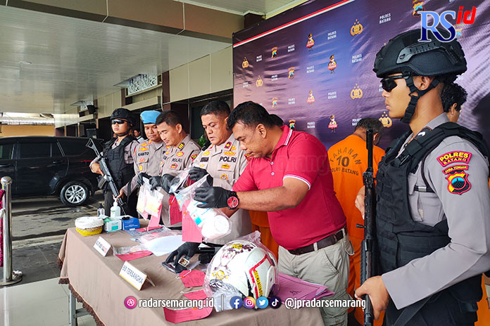 Wakapolres Batang Kompol Raharja bersama jajarannya menunjukkan barang bukti obat-obatan terlarang hasil sitaan dari para tersangka. (RIYAN FADLI/JAWA POS RADAR SEMARANG)