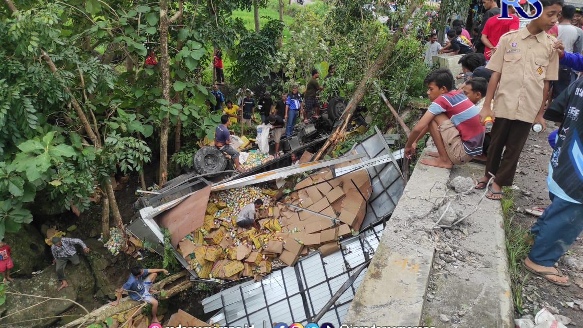 Warga membantu evakuasi truk muatan minuman penyegar yang terperosok. (NURFAIK NABHAN/Jawa Pos Radar Semarang)