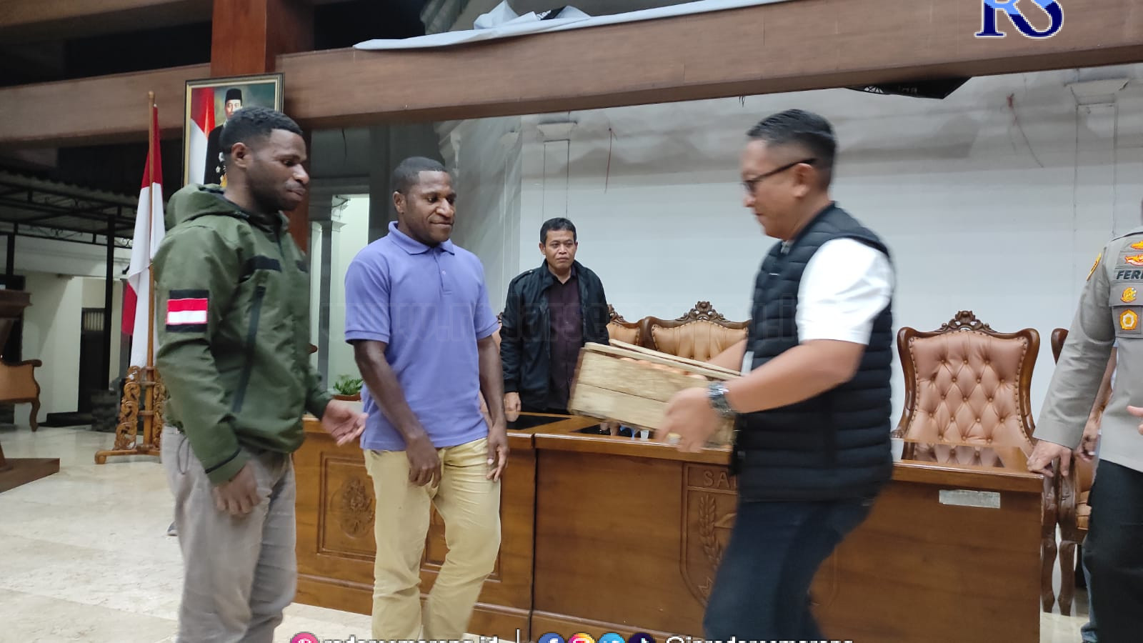 Pj Wali Kota Salatiga Sinung N Rachmadi mengumpulkan para mahasiswa dan memberikan bantuan Selasa (7/2/2023) Malam. (Dhinar Sasongko/Jawa Pos Radar Semarang)