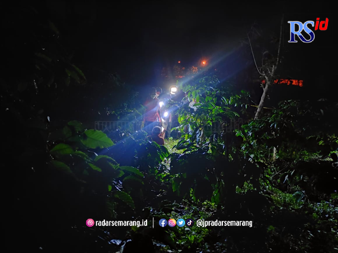 Tim Infasi Polres Semarang sedang melakukan olah TKP dan identifikasi di lokasi penemuan mayat. (NURFAIK NABHAN/Jawa Pos Radar Semarang)