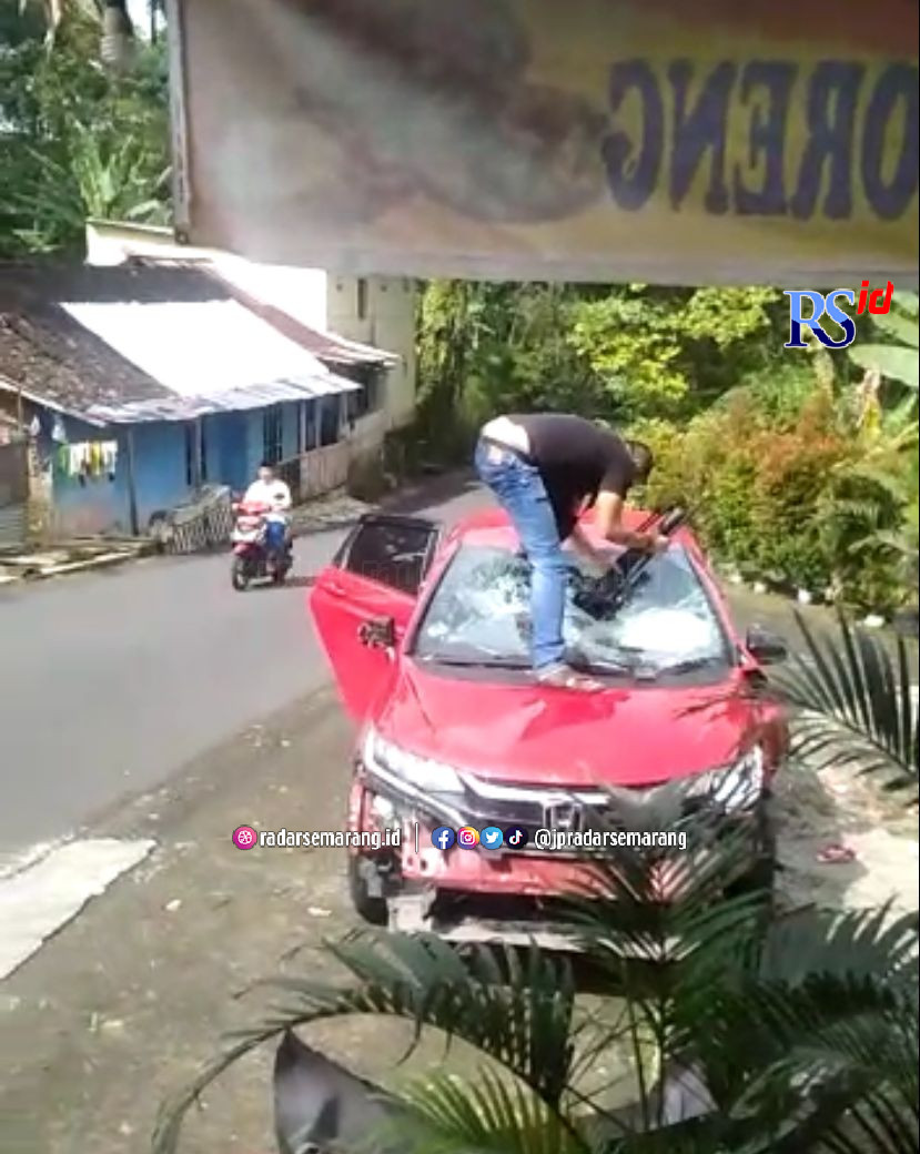 Tangkapan layar video oknum polisi rusak mobil sendiri dengan senjata laras panjang. (Istimewa)