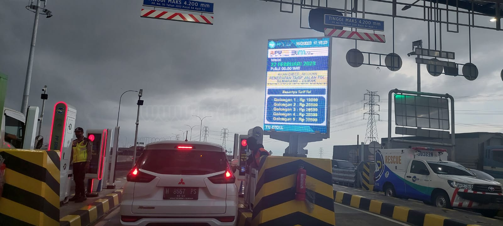 Gerbang tol Sayung menayangkan tarif tol yang mulai diberlakukan 27 Februari 2023.(Wahib Pribadi/Jawa Pos Radar Semarang)