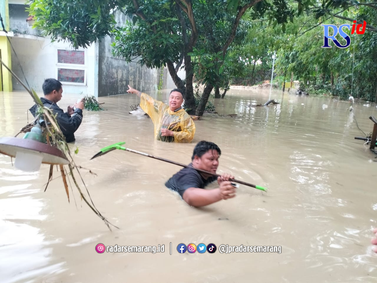 Warga Perumahan Dinar Indah Semarang kembali berjibaku dengan banjir yang merendam wilayah mereka. (FIGUR RONGGO WASSALIM/JAWA POS RADAR SEMARANG)