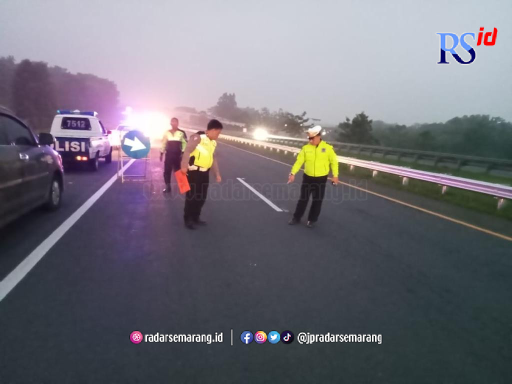 Petugas kepolisian saat olah tkp di lokasi kejadian. (Istimewa)