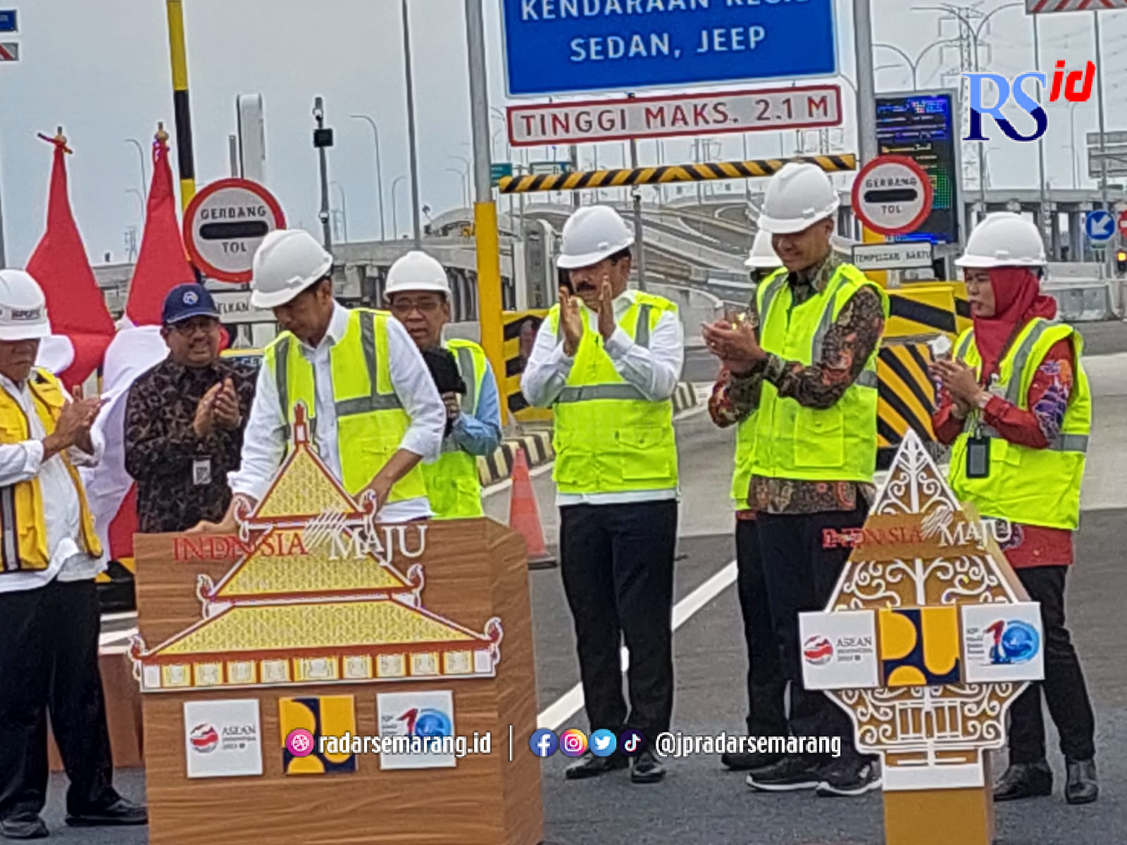 Presiden Jokowi bersama Menteri PUPR Basuki Hadimulyono, Gubernur Ganjar Pranowo dan Bupati Demak dr Eistianah meresmikan jalan tol Demak-Sayung.(Wahib Pribadi/Jawa Pos Radar Semarang)