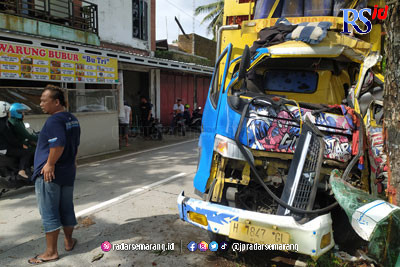 Truk bermuatan keranjang ayam menghantam pohon di Jalan Blabak-Sawangan Rabu (1/2). Kernet truk mengalami luka parah. (Fatahillah Al Maliki/Jawa Pos Radar Semarang)