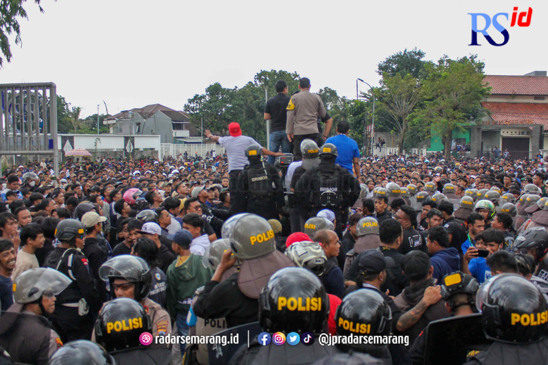 Suporter PSIS ingin merangsek masuk ke Stadion untuk menyaksikan derby Jateng PSIS versus Persis Solo. (Baskoro Septiadi/Jawa Pos Radar Semarang)