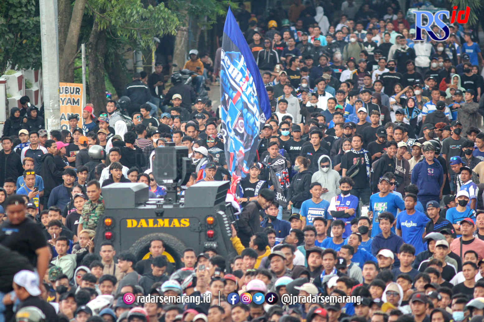 Suporter PSIS ingin merangsek masuk ke Stadion untuk menyaksikan derby Jateng PSIS versus Persis Solo. (Baskoro Septiadi/Jawa Pos Radar Semarang)