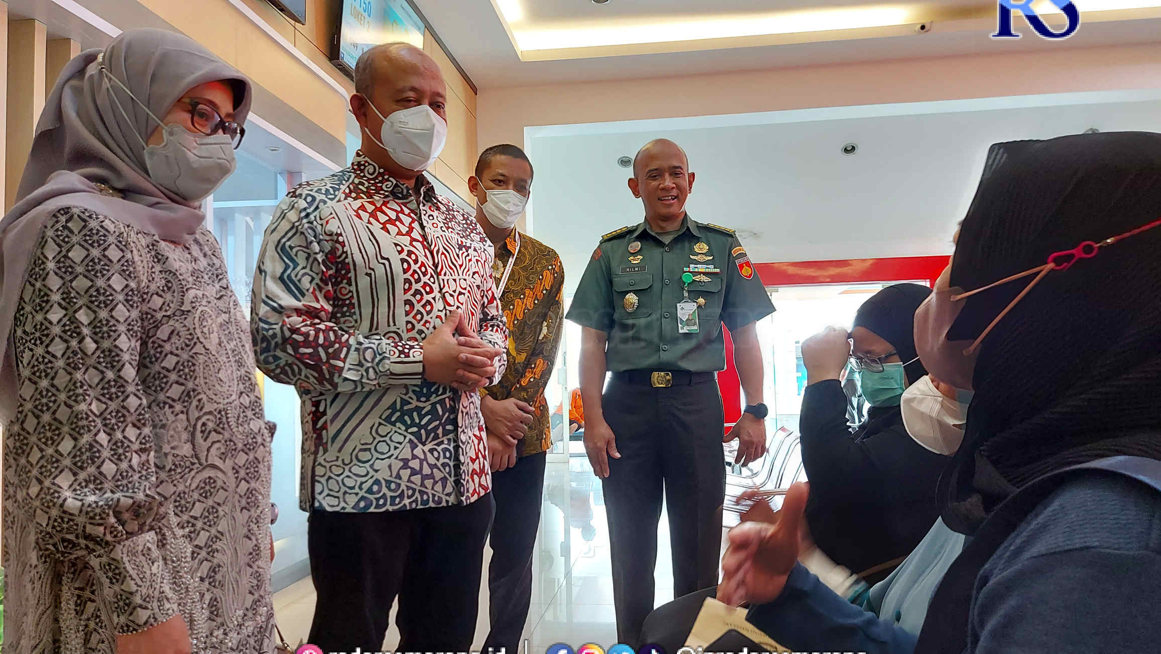Direktur Teknologi Informasi Badan Penyelenggara Jaminan Sosial (BPJS) Kesehatan Ir Edwin Aristiawan, MM, (dua dari kiri) berbincang-bincang dengan pasien RST dr Soedjono, Magelang, yang sedang mengantre di loket pendaftaran khusus pasien BPJS Kesehatan.