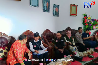 Anggota Pantarlih yang melakukan coklit. (NURFAIK NABHAN/Jawa Pos Radar Semarang)