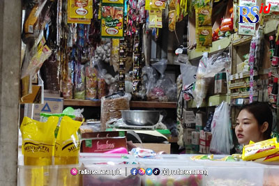 Produk Minyakita yang masih langka di Pasar Bandarjo Ungaran. (NURFAIK NABHAN/Jawa Pos Radar Semarang)