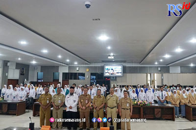 Puluhan pelajar SMA/sederajat se-Kota Pekalongan bersiap mengikuti LCC di ruang paripurna DPRD Kota Pekalongan, Senin (6/2). (Lutfi Hanafi/Jawa Pos Radar Semarang)