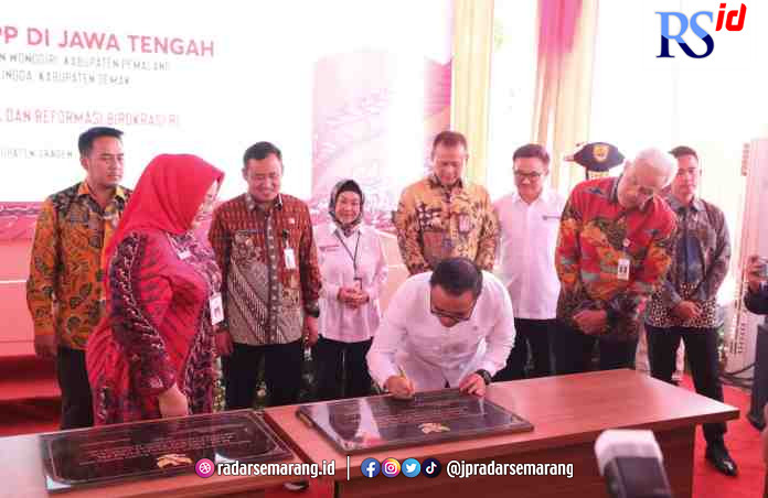 PERESMIAN MPP SERENTAK : Menpan-RB Abdullah Azwar Anas didampingi Gubernur Jateng Ganjar Pranowo, Bupati Sragen Kusdinar Untung Yuni Sukowati, Bupati Demak Eisti’anah, dan Bupati Semarang Ngesti Nugraha, meresmikan tujuh Mal Pelayanan Publik (MPP) di Jawa