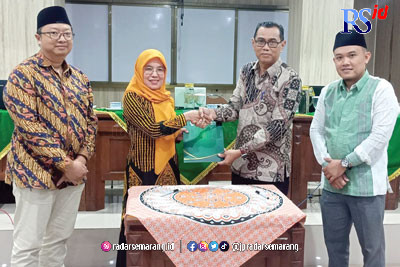 Ketua Bawaslu Demak Khoirul Saleh melakukan MoU dengan Dekan Fakultas Dakwah IAIN Kudus, Dr Siti Malaiha Dewi terkait pengawasan partisipatif. (Wahib Pribadi/Jawa Pos Radar Semarang)