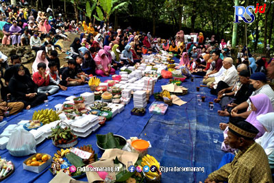 Ratusan warga Kampung Kalipancur baik muslim maupun non muslim melakukan Nyadran Kubur di Makam Kampung Kalipancur, Jalan Candi Penataran Raya, Minggu (5/1). (NUR CHAMIM/ JAWA POS RADAR SEMARANG)