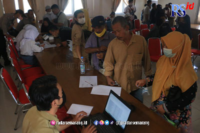 Pedagang Pasar Johar melakukan koordinasi dan konsultasi dengan petugas Dinas Perdagangan usai pengundian lapak, Senin (13/2).(NURCHAMIM/JAWA POS RADAR SEMARANG)