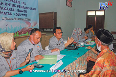 Warga menjalani proses pengurusan pembayaran UGR di Balai Desa Ngluwar, Kamis (23/2). (ROFIK SYARIF G P/JAWA POS RADAR SEMARANG)