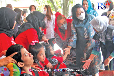 Wali Kota Semarang Hevearita Gunaryanti Rahayu saat meresmikan ruang terapi anak disabilitas, khususnya celebral palsy, kemarin. (NUR CHAMIM/JAWA POS RADAR SEMARANG)