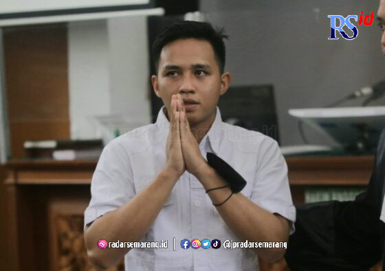 Terdakwa Richard Eliezer Pudihang Lumiu bersiap menjalani sidang dengan agenda pembacaan vonis oleh Majelis Hakim dalam kasus pembunuhan Brigadir Yosua Hutabarat di Pengadilan Negeri Jakarta Selatan, Rabu (15/2/2023). (Dery Ridwansah/ JawaPos.com)