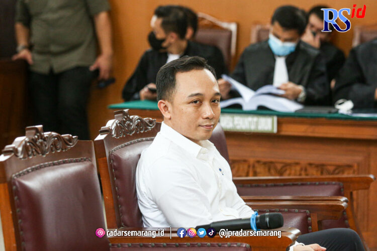 Terdakwa kasus pembunuhan berencana terhadap Nofriansyah Yousa Hutabarat atau Brigadir J, Ricky Rizal&nbsp;bersiap mengikuti sidang lanjutan dengan agenda pembacaan tuntutan di Pengadian Negeri Jakarta Selatan, Senin (16/1/2023). Jaksa Penuntut Umum menun
