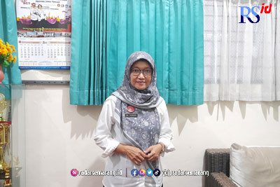 Kepala SMPN 22 Semarang, Dra. Rini Rusmiasih, M. Pd