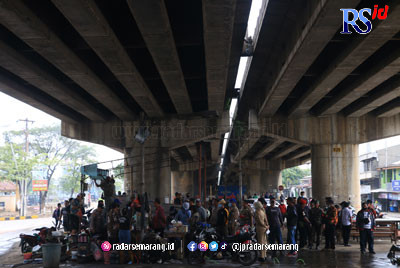 Bangunan liar di bawah flyover Jalan Usman Janatin, Kawasan Pelabuhan Tanjung Emas Semarang dibersihkan petugas Satpol PP Kota Semarang, Selasa (7/2). Di tempat ini bakal dibangun taman sepanjang kurang lebih satu kilometer. (NUR CHAMIM/JAWA POS RADAR SEM