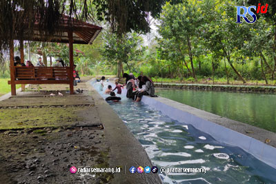 Sejumlah anak-anak bermain di saluran irigasi yang dijadikan wisata air. (NURFAIK NABHAN/Jawa Pos Radar Semarang)