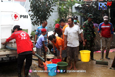 Warga Perumahan Dinar Indah mendapatkan bantuan air bersih dari pemerintah untuk membersihkan lumpur bekas banjir di rumah masing-masing.  (NUR CHAMIM/JAWA POS RADAR SEMARANG)