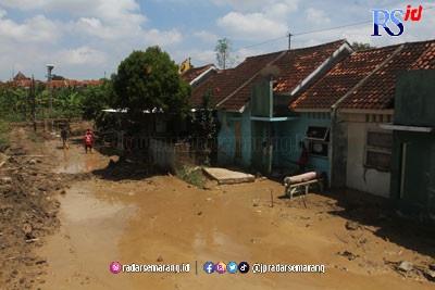 Warga Dinar Indah Semarang harus berjibaku dengan banjir setiap hujan lebat mengguyur wilayahnya. (NURCHAMIM/JAWA POS RADAR SEMARANG)