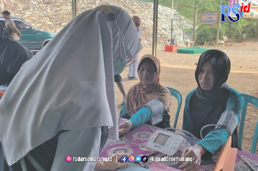 CEK KESEHATAN : Pemulung TPA Sanggrahan saat mengikuti pemeriksaan kesehatan usai apel Hari Peduli Sampah Nasional (HPSN) 2023 Jumat (10/2). (ADDIN ALFATH/ JAWA POS RADAR MAGELANG)