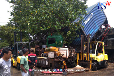 Truk trailer bermuatan kontainer terjun di Jalan Layang Arteri Yos Sudarso, Kelurahan Tanjung Mas, Semarang Utara, Senin (27/2) kemarin. Truk trailer mengalami selip ban dan sempat menabrak pengendara motor. (NURCHAMIM/JAWA POS RADAR SEMARANG)
