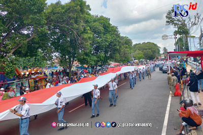 Bendera Merah Putih diarak ribuan siswa dari berbagai sekolah di Kabupaten Batang. (RIYAN FADLI/JAWA POS RADAR SEMARANG)