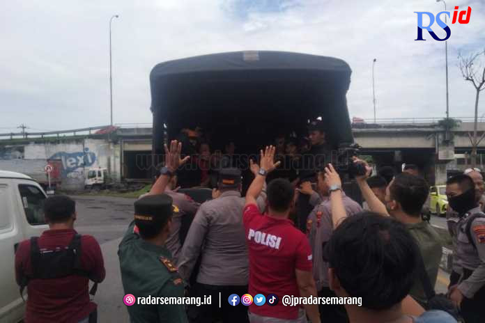 Sebanyak 25 Bonek diangkut truk polisi untuk dipulangkan ke Jawa Timur. (Istimewa)