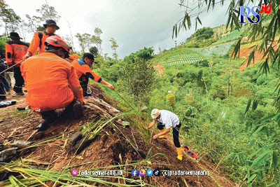 Petugas BPBD Kabupaten Temanggung saat menanam rumput vetiver di Dusun Kleseman, Desa Wonoboyo, Temanggung Kamis (16/2). (Istimewa)