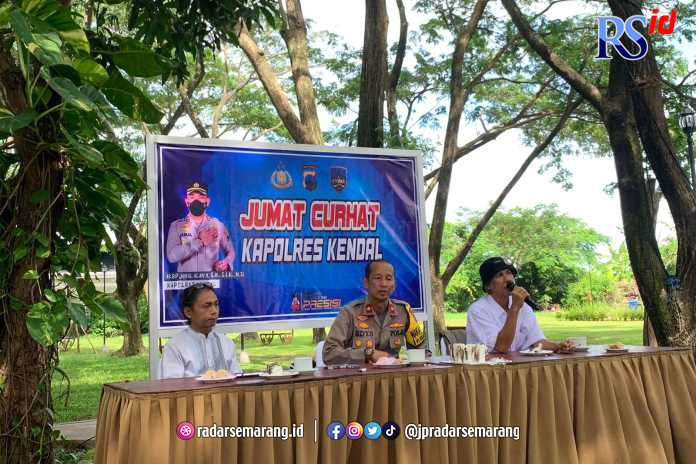 Polres Kendal bersama insan media Kendal saat Jumat Curhat sekaligus peringatan HPN 2023. (DEVI KHOFIFATUR RIZQI/ JAWA POS RADAR SEMARANG)