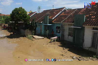 Sejumlah rumah warga di Perumahan Dinar Indah Blok 7 Meteseh, Tembalang, yang sudah ditinggalkan penghuninya. (NURCHAMIM/JAWA POS RADAR SEMARANG)