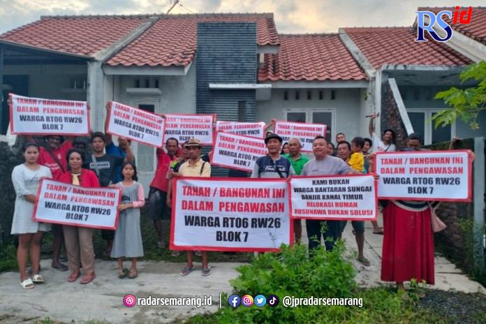 Warga Perumahan Dinar Indah RT 06 RW 26 korban banjir saat menggelar aksi demo, kemarin. Mereka meminta pemkot merelokasi di lahan aset pengembang di Blok 2. (FIGUR RONGGO WASSALIM/JAWA POS RADAR SEMARANG)
