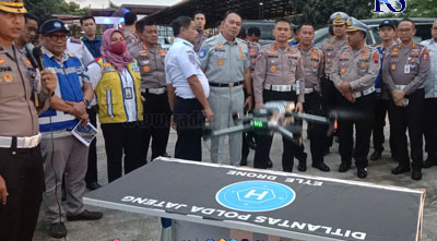 Kakorlantas Polri Irjen Firman Santyabudi saat mencoba ETLE Drone milik Ditlantas Polda Jateng. (NURCHAMIM/JAWA POS RADAR SEMARANG)