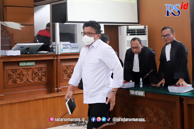 Terdakwa Ferdy Sambo saat mengikuti sidang lanjutan sidang dengan agenda pembacaan tuntutan Jaksa di Pengadilan Negeri Jakarta Selatan, Selasa (17/1/2023). (Dery Ridwansah/ JawaPos.com)