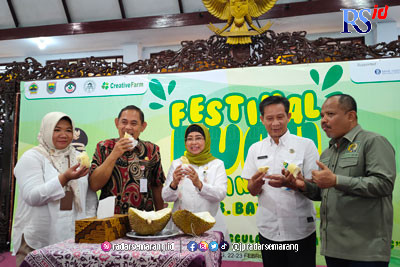 Pj Bupati Batang Lani Dwi Rejeki mencicipi durian lokal dalam festival buah di halaman pendopo kabupaten. (RIYAN FADLI/JAWA POS RADAR SEMARANG)