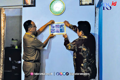 Wali Kota Magelang dr Muchamad Nur Aziz menyerahkan bantuan RTLH tahun 2022 kepada warganya, kemarin.  (Istimewa)