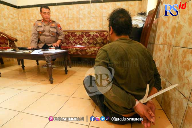 Pelaku Andi Iswanto saat diinterogasi Kapolsek Purworejo. (Mokhamad Zubaidillah/ Radar Bromo)