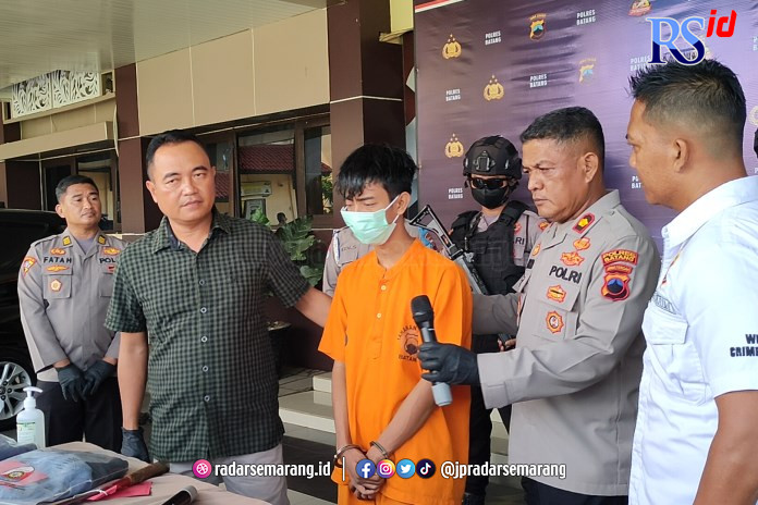 Salah satu pelaku tawuran yang tidak dibawah umur dimintai keterangan oleh Polisi dalam ungkap perkara di Mapolres Batang. (RIYAN FADLI/JAWA POS RADAR SEMARANG)