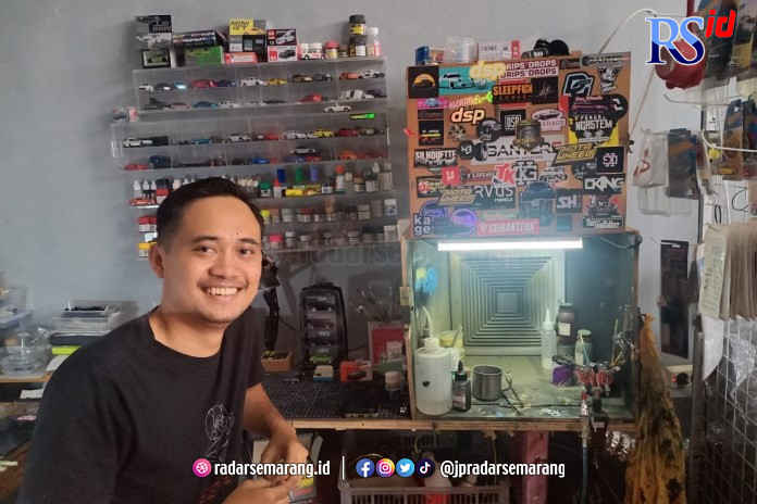 Aditya Bagus Wicaksono saat rehat dan bersantai di depan meja kerjanya. (Eugenio Febryan/Jawa Pos Radar Semarang)