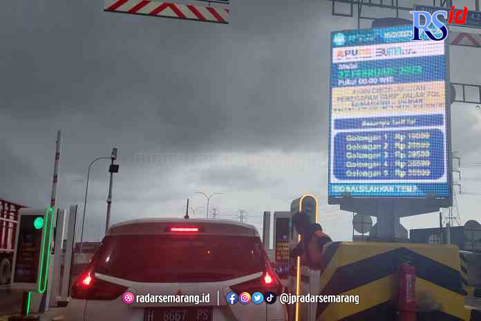TARIF TOL: Gerbang tol Sayung menayangkan besaran tarif tol yang akan diberlakukan mulai 27 Februari 2023. (WAHIB PRIBADI/JAWA POS RADAR SEMARANG)