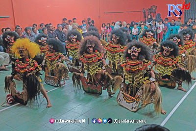 Penampilan sebuah kelompok kesenian pada sebuah acara di Desa Bansari. (ADDIN ALFATH/ JAWA POS RADAR SEMARANG)