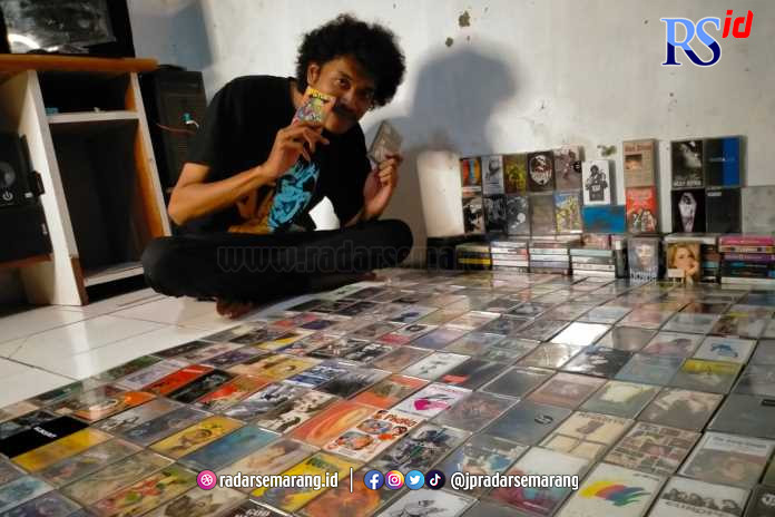 Yoga Subur menunjukkan koleksi kaset pita yang dibelinya sejak SMP. (NANANG RENDI AHMAD/JAWA POS RADAR SEMARANG)