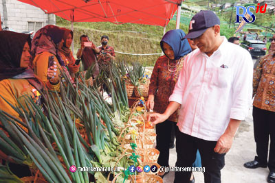 Menteri Koperasi dan UKM RI, Teten Masduki melakukan kunjungan kerja di Dusun Marungan, Desa Sukomakmur, Kecamatan Kajoran Kamis (16/2). (Istimewa)